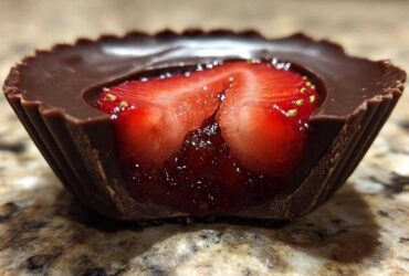 No Bake Chocolate Strawberry Cups