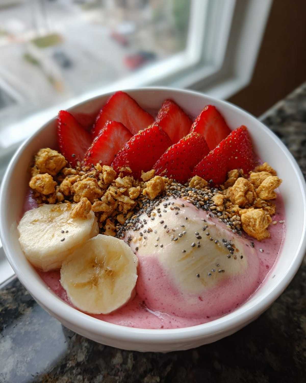 Strawberry Banana Smoothie Bowl - detail 3